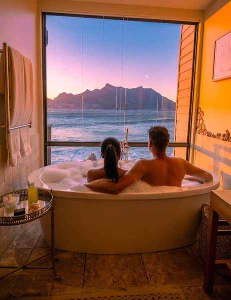 Paar Mannen Vrouwen Badkuip Kijken Uit Oceaan Van Kaapstad Zuid — Stockfoto