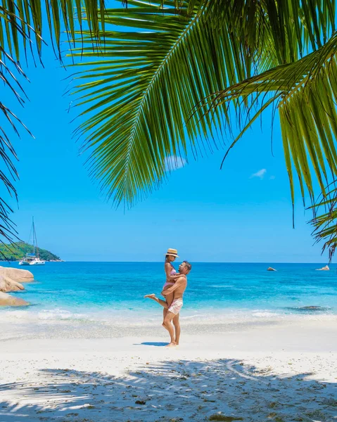 Anse Lazio Praslin塞舌尔 一对年轻夫妇 在塞舌尔的一个豪华度假期间 在热带海滩上 热带海滩Anse Lazio Praslin塞舌尔 — 图库照片
