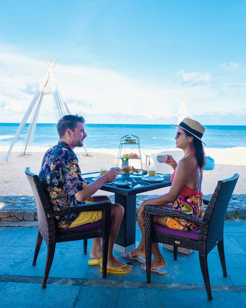 Snídaně Pláži Phuket Thajsko Pár Mužů Žen Luxusní Snídaňový Stůl — Stock fotografie