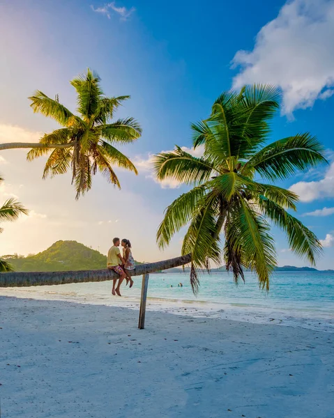 Praslin Seszele Tropikalna Wyspa Białymi Plażami Palmami Para Mężczyzn Kobiet — Zdjęcie stockowe