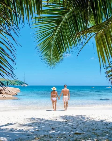 塞舌尔的普拉斯林热带岛屿 拥有丰富的海滩和棕榈树 一对中年男女在塞舌尔度假游览热带海滩Anse Lazio Praslin Seychelles 无人机视图 — 图库照片