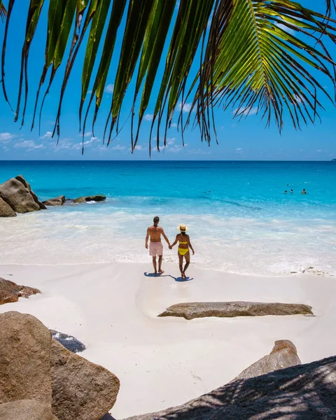 Anse Georgette Praslin Seychelles มสาวท งชายและหญ งบนชายหาดเขตร อนในช วงว นหย — ภาพถ่ายสต็อก