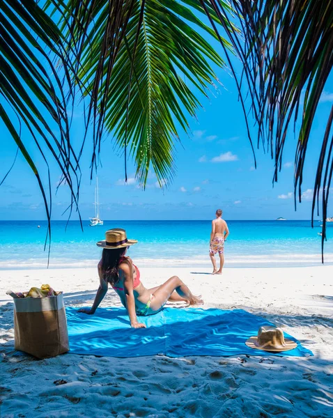 Isola Tropicale Praslin Seychelles Con Spiagge Tropicali Palme Paio Uomini — Foto Stock