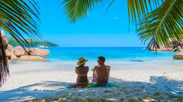 在塞舌尔的一个豪华度假期间 一对年轻夫妇在热带海滩上 名叫Anse Lazio Praslin塞舌尔 — 图库照片