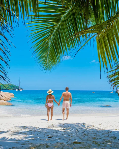 在塞舌尔 一对年轻夫妇正在热带海滩上度过一个奢华的假期 他们在海滩上用棕榈树放松一下 — 图库照片