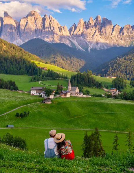 Couple Regardant Paysage Santa Maddalena Village Dans Dolomites Italie Santa — Photo