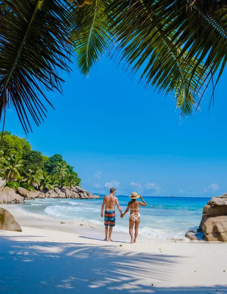 Een Volwassen Stel Mannen Vrouwen Vakantie Seychellen Anse Patates Strand — Stockfoto