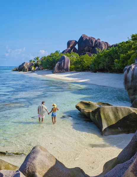 Anse Source Dargent Digueセイシェル セーシェルでの豪華な休暇中に熱帯のビーチで男女の若いカップル — ストック写真
