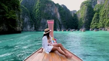 Koh Phi Phi Tayland gölünde, uzun kuyruklu bir teknenin önündeki kadınlar. Tayland 'da Tayland' lı Pileh Lagoon Tayland 'lı kadınların önünde. 