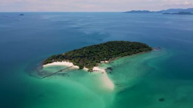 Koh Chang bölgesinde Koh Mak yakınlarındaki Koh Kham Adası, Tayland 'da beyaz plajı ve turkuaz renkli okyanusu olan tropikal bir ada. Koh Mak, Trat, Tayland yakınlarındaki volkanik kayalıklı beyaz kumsal.