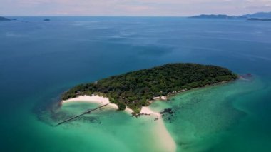 Koh Chang bölgesinde Koh Mak yakınlarındaki Koh Kham Adası, Tayland 'da beyaz plajı ve turkuaz renkli okyanusu olan tropikal bir ada. Koh Mak, Trat, Tayland yakınlarındaki volkanik kayalıklı beyaz kumsal.