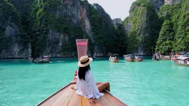 Mulheres Asiáticas Frente Barco Longtail Lagoa Koh Phi Phi Tailândia — Vídeo de Stock