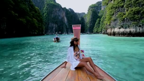 Mujeres Asiáticas Frente Bote Cola Larga Laguna Koh Phi Phi — Vídeos de Stock