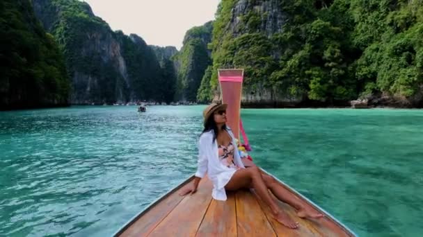 Mujeres Frente Barco Cola Larga Laguna Koh Phi Phi Tailandia — Vídeos de Stock