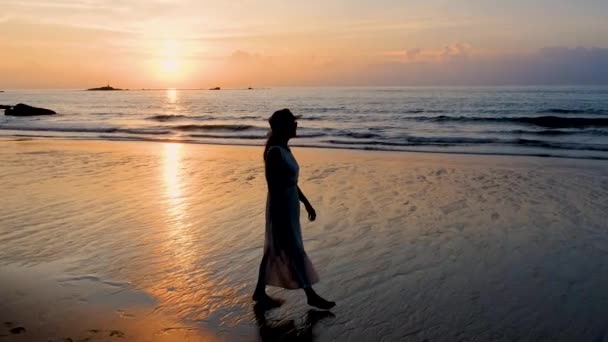 Taylandlı Kadınlar Gün Batımında Phuket Sahillerinde Yürüyorlar Khao Lak Okyanusu — Stok video