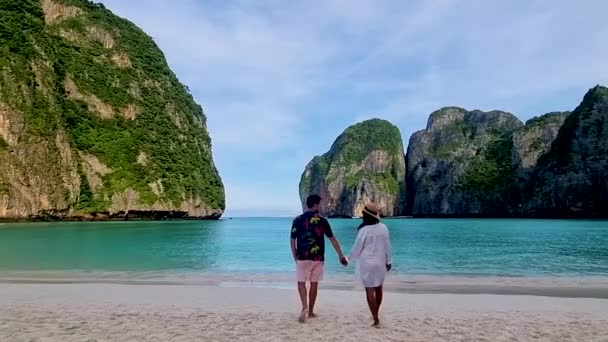 ピピ島の海岸を歩いている男女のカップルタイ — ストック動画