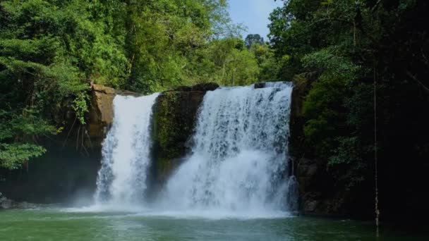タイのジャングルの森にある滝 コッド タイの熱帯島の滝 — ストック動画