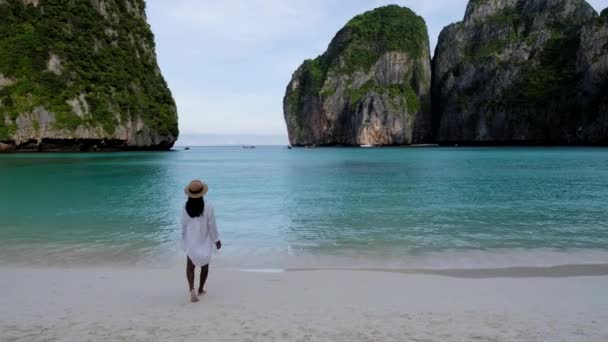 マヤ湾のビーチを歩くアジアの女性 タイビーチやターコイズブルーの海に観光客がいない早朝 — ストック動画