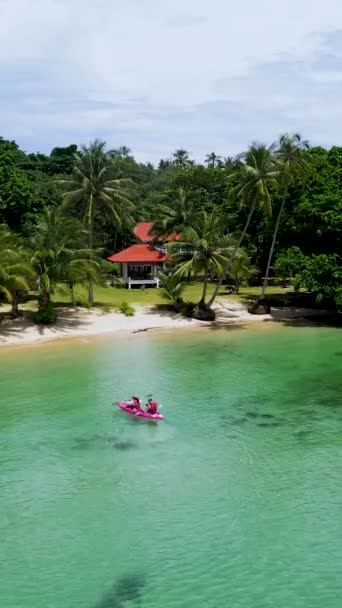 Para Mężczyzn Kobiet Kajaku Tropikalnej Wyspie Koh Chang Tajlandia Widok — Wideo stockowe