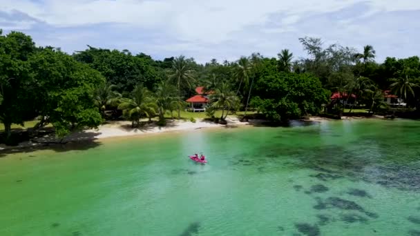 Pár Mužů Žen Kajaku Tropickém Ostrově Koh Chang Thajsko Pohled — Stock video