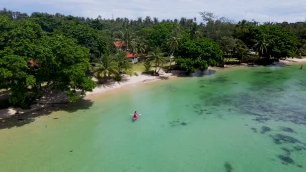 Par Hombres Mujeres Kayak Isla Tropical Koh Chang Tailandia Vista — Vídeo de stock