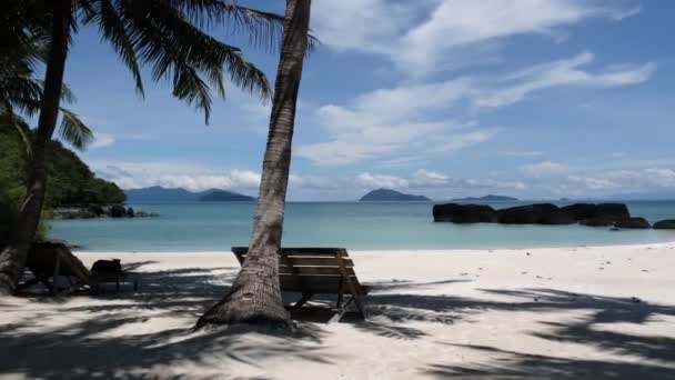 청록색 바다가 지역에 근처에 섬이다 화산암 — 비디오