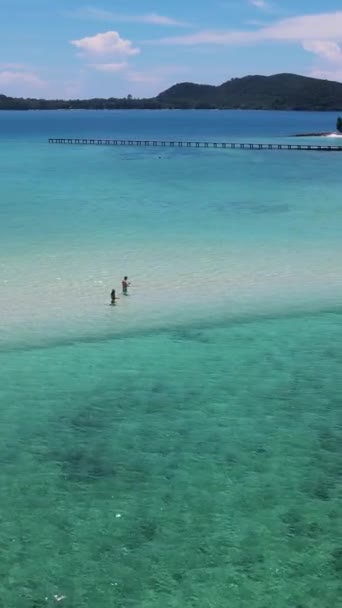 타이의 청록색 바다가 지역에 근처의 모래톱에 — 비디오