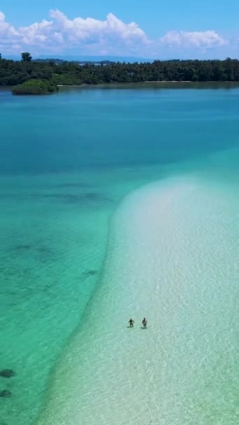 Een Paar Een Zandbank Oceaan Van Koh Kham Island Buurt — Stockvideo