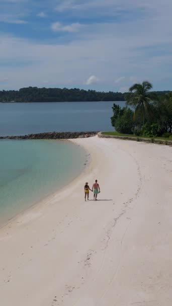 Пара Тропічному Білому Піщаному Пляжі Кох Кхам Біля Кох Мак — стокове відео