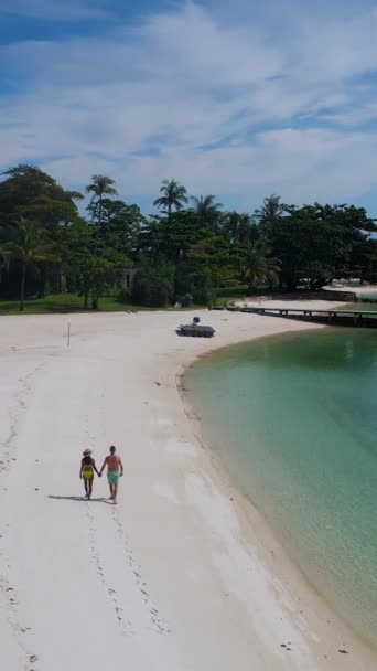 Пара Тропічному Білому Піщаному Пляжі Кох Кхам Біля Кох Мак — стокове відео