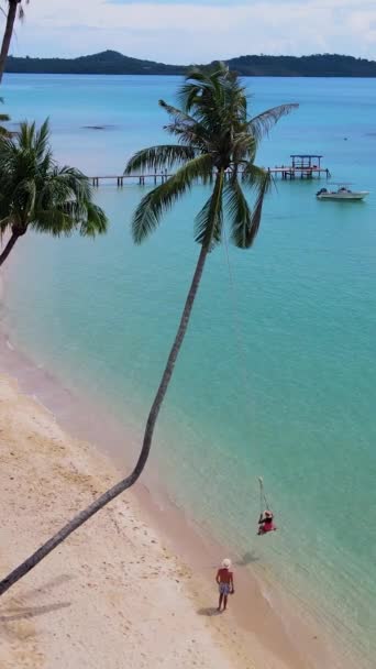 Ein Paar Einem Tropischen Weißen Sandstrand Koh Kham Island Der — Stockvideo