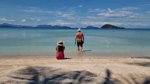 南国の白い砂浜でカップル Koh Kham Islandタイの白いビーチとターコイズ色の海を持つ熱帯の島 チャン島のコ マーク近く晴れた日に — ストック動画