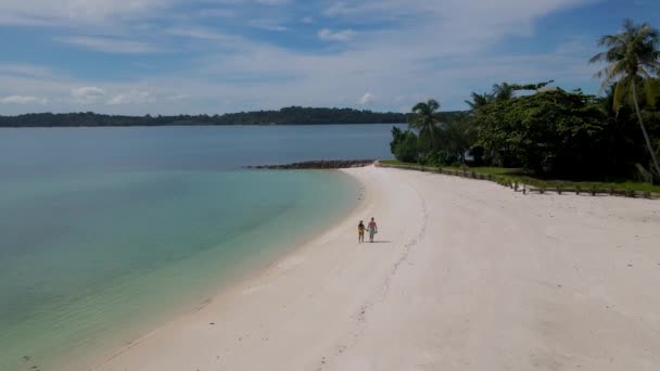 Casal Uma Praia Tropical Areia Branca Koh Kham Island Perto — Vídeo de Stock