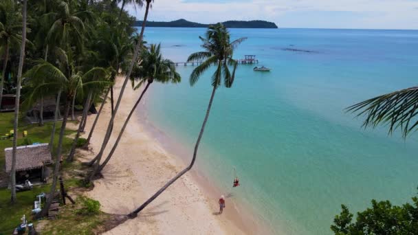 Una Coppia Una Spiaggia Tropicale Sabbia Bianca Koh Kham Island — Video Stock