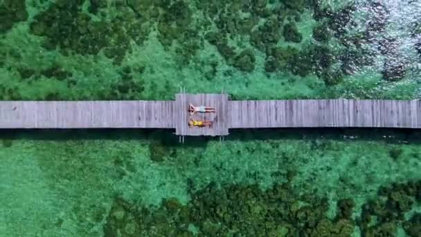 타이의 청록색 바다가 지역에 근처에 나무로 부두에 — 비디오