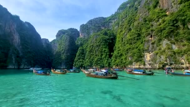 在Koh Phi Phi Thailand泻湖的长尾船 Pileh Lagoon Thailand Koh Phi Tropical — 图库视频影像