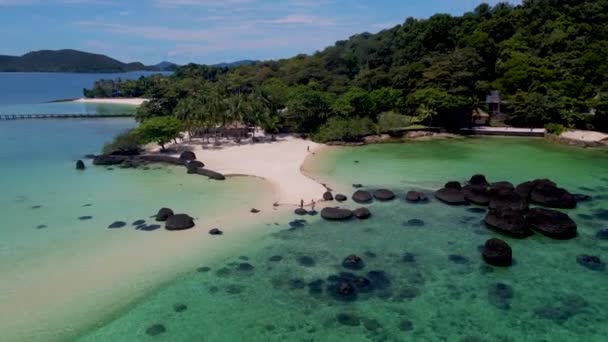 타이의 청록색 바다가 지역의 근처의 해변에 언덕에 — 비디오