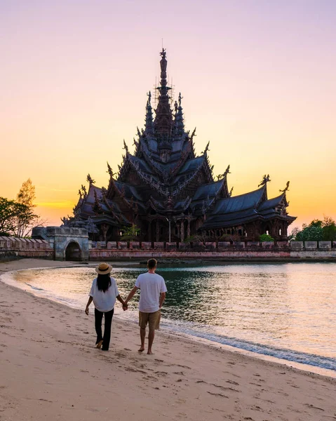 Пара Чоловіків Жінок Які Відвідують Святилище Істини Паттайя Таїланд Дерев — стокове фото