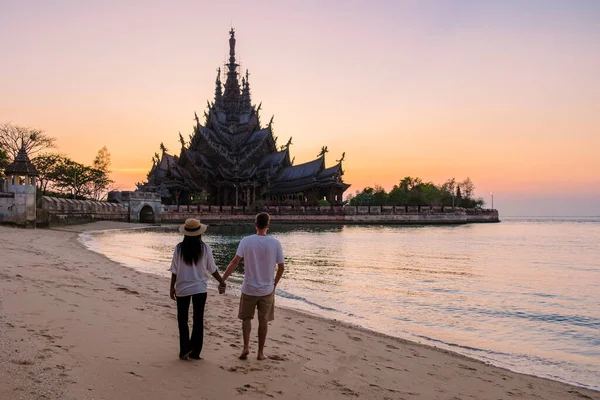 Пара Чоловіків Жінок Які Відвідують Святилище Істини Паттайя Таїланд Дерев — стокове фото