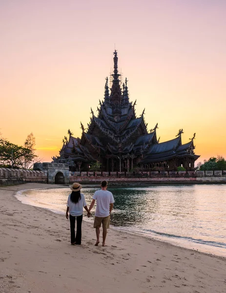 Par Homens Mulheres Visitam Santuário Verdade Pattaya Tailândia Templo Madeira — Fotografia de Stock