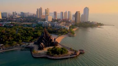 Doğruluk Mabedi, Pattaya, Tayland, Pattaya sahilinde gün batımında okyanus kıyısındaki ahşap tapınak. Tayland 'daki Doğruluk Tapınağı İHA görüntüsü yukarıdan