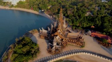 Gerçeğin Sığınağı, Pattaya, Tayland, gün batımında okyanusun kıyısındaki ahşap tapınak