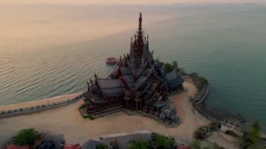Pattaya Tayland, Doğruluk Sığınağı, Pattaya, Tayland, gün batımında Pattaya sahilinde okyanus kıyısındaki ahşap tapınak. Tayland 'daki Doğruluk Tapınağı İHA görüntüsü yukarıdan