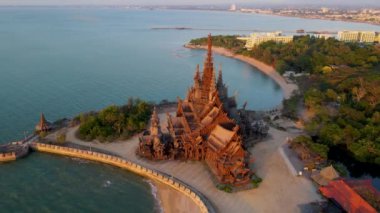 Pattaya sahilinde gün batımında okyanusun kıyısındaki tahta tapınak. Doğruluk Mabedi, Pattaya, Tayland, Tayland Doğruluk Tapınağı Yukarıdan insansız hava aracı görüntüsü