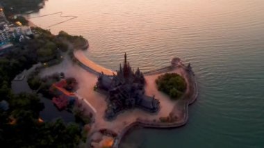 Doğruluk Mabedi, Pattaya, Tayland, Pattaya sahilinde gün batımında okyanus kıyısındaki ahşap tapınak. Tayland 'daki Hakikat Tapınağı' nın insansız hava aracı görüntüsü akşam üstü alacakaranlıkta