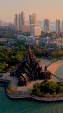 Pattaya Tayland, Doğruluk Sığınağı, Pattaya, Tayland, gün batımında Pattaya sahilinde okyanus kıyısındaki ahşap tapınak. Tayland 'daki Doğruluk Tapınağı İHA görüntüsü yukarıdan