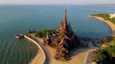 Okyanus kıyısındaki ahşap tapınak Doğruluk Tapınağı, Pattaya, Tayland,