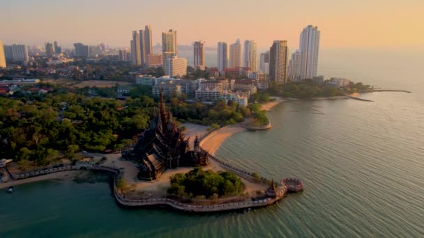 泰国帕塔亚的真理圣地 日落时分 在帕塔亚海滩上的大海边的木制庙宇 泰国的真理寺无人驾驶飞机从上方俯瞰 — 图库视频影像