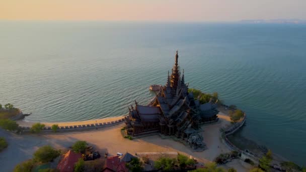 真実の聖域 パタヤ パタヤのビーチで日没の間に海によって木の寺院 タイの真実の寺ドローンのビューは 上記の夜から — ストック動画