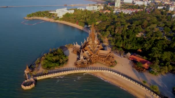泰国帕塔亚的真理圣地 日落时分 在帕塔亚海滩上的大海边的木制庙宇 泰国的真理寺夜间从高处俯瞰 — 图库视频影像